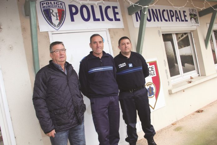 Henri Bousquet, conseiller municipal délégué à la sécurité, Eric Bergonnier, chef de la police municipale et Roland Roques, référent vidéoprotection de la ville de Saint Affrique dans l'Aveyron s'équipe d'un système de vidéoprotection distribué et mis en place par les équipes SIPPRO Solutions IP Protection distributeur français de solutions de sûreté pour les professionnels basé à Montpellier Bordeaux et Paris. Expert cybersécurité. expert sûreté.