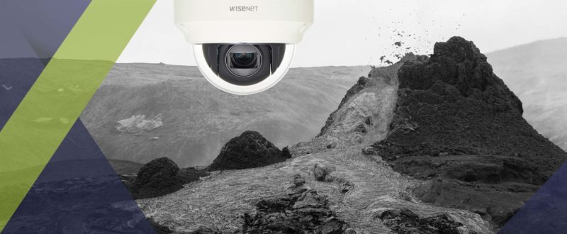 Une caméra de la gamme Wisenet produite par Hanwha Techwin et distribuée par SIPPRO Solutions IP Protection, installée au plus près de l'éruption volcanique en cours depuis mars 2021 en Islande.
